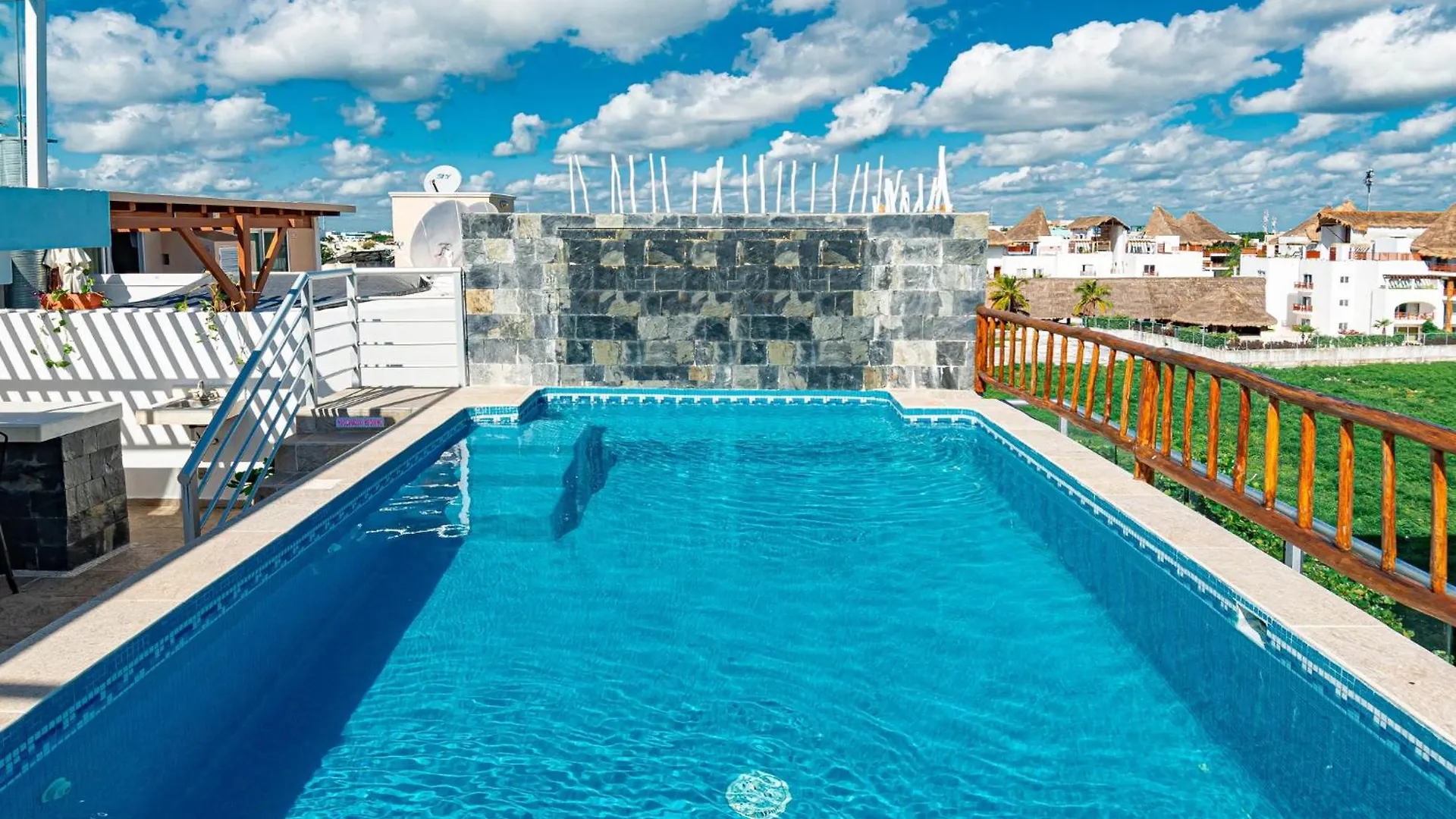 ****  Chingon Anarchy Hotel & Roof Playa del Carmen Mexico